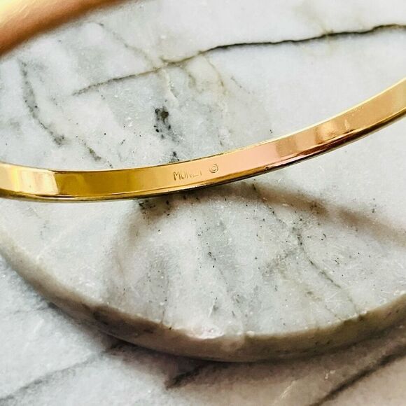 Vintage Monet Textured Metal Bangle Bracelet Gold Toned Thin Signed Retro MCM‎ - Picture 4 of 8